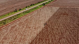Una máquina planta soja en una granja en una zona rural de Sidrolandia, estado de Mato Grosso do Sul, Brasil, 22 de octubre de 2022.