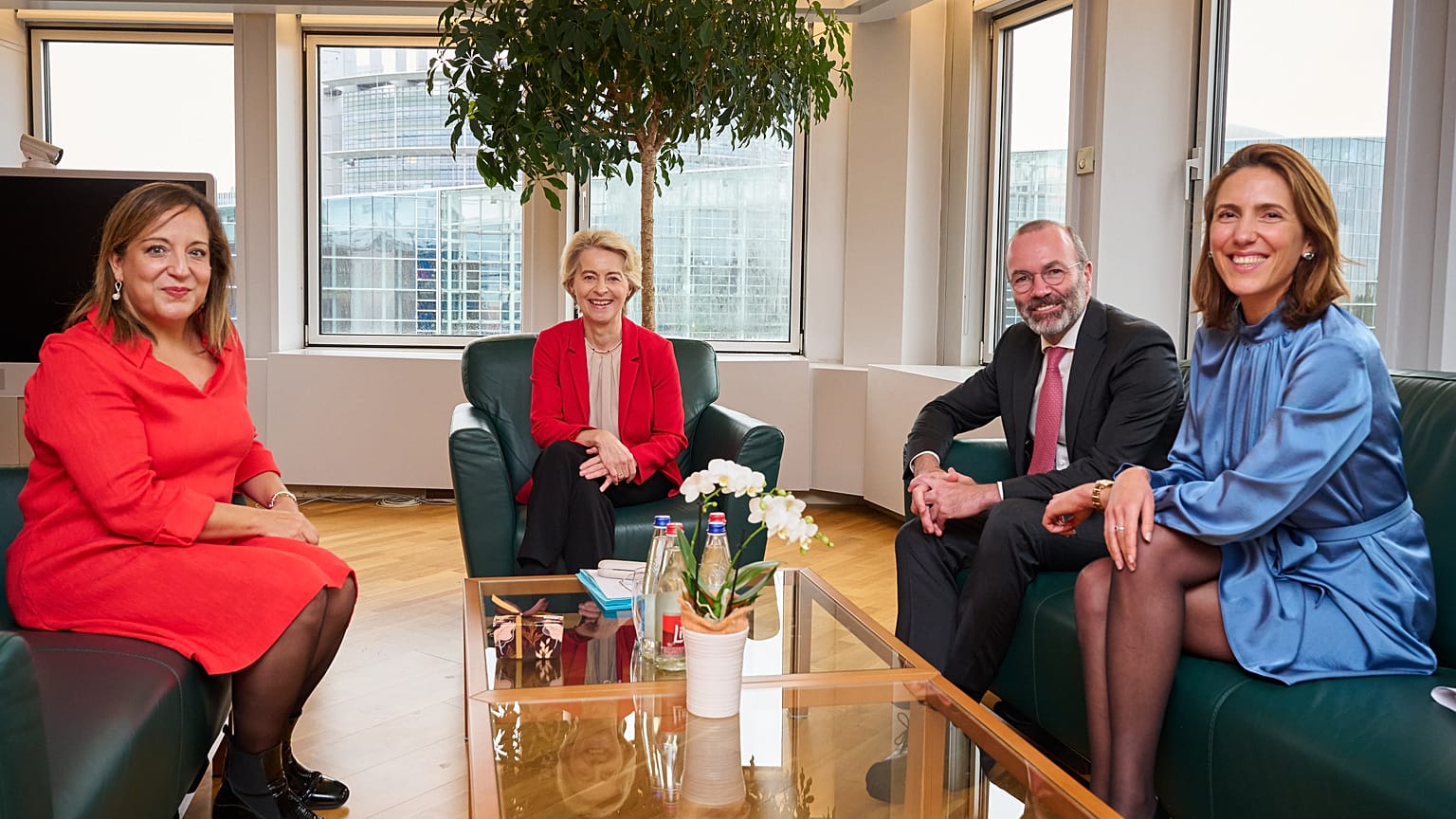 A Presidente da Comissão Europeia, Ursula von der Leyen, com Iratxe García Pérez (S&amp;D), Manfred Weber (PPE) e Valérie Hayer (Renew Europe)