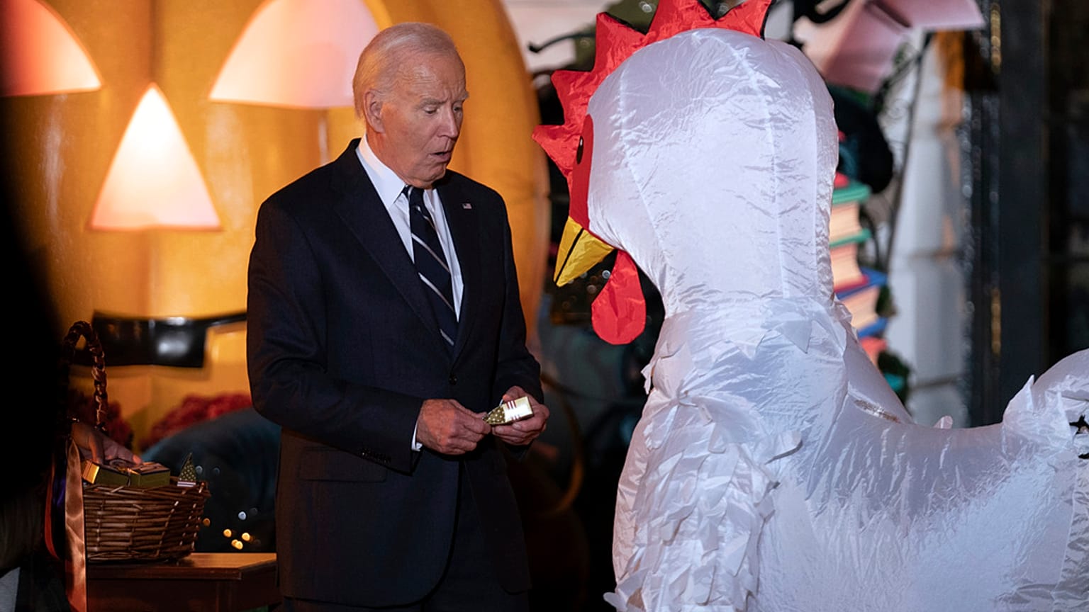 Joe Biden amerikai elnök cukorkát osztogat halloweenkor a Fehér Házban, 2024. október 30-án