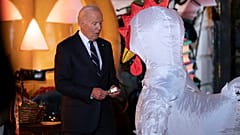 Joe Biden amerikai elnök cukorkát osztogat halloweenkor a Fehér Házban, 2024. október 30-án