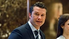 DOSYA - Pete Hegseth, 15 Aralık 2016 tarihinde New York'taki Trump Tower'da seçilmiş Başkan Donald Trump ile görüşmek üzere asansöre doğru yürüyor. 