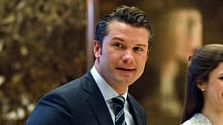 DOSYA - Pete Hegseth, 15 Aralık 2016 tarihinde New York'taki Trump Tower'da seçilmiş Başkan Donald Trump ile görüşmek üzere asansöre doğru yürüyor. 