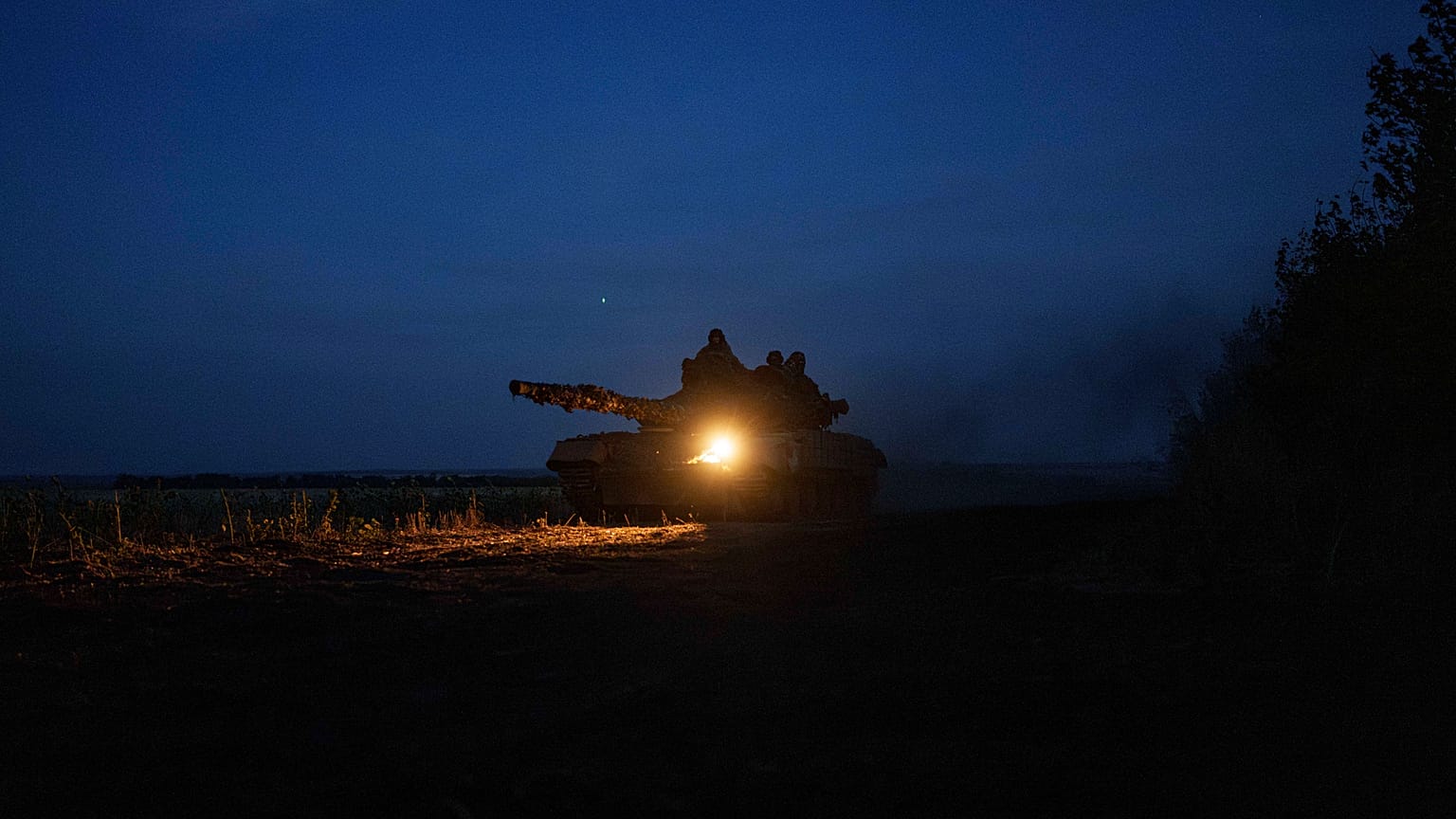 Donetsk bölgesi, Pokrovsk istikametindeki cephe hattındaki bir mevziden dönerken 110. Tugay'a ait bir Ukrayna tankı arazide ilerliyor