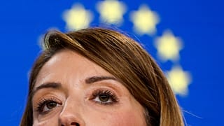 Przewodnicząca Parlamentu Europejskiego Roberta Metsola rozmawia z dziennikarzami podczas konferencji prasowej na szczycie UE w Brukseli, czwartek, 17 października 2024 r.