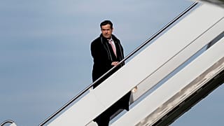 John Ratcliffe, Donald Trump'ın makam uçağı Air Force One'ın merdivenlerinde, 12 Aralık 2020