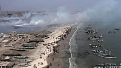 قوارب الصيد تصطف على شاطئ شاطئ بارجني، على بعد حوالي 35 كيلومترًا (22 ميلًا) شرق داكار، السنغال