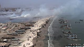 قوارب الصيد تصطف على شاطئ شاطئ بارجني، على بعد حوالي 35 كيلومترًا (22 ميلًا) شرق داكار، السنغال
