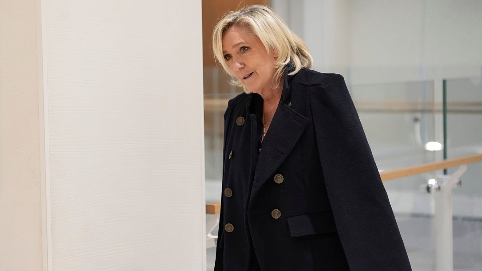  Fransız aşırı sağcı lider Marine Le Pen, 6 Kasım 2024 Çarşamba günü Paris'te Avrupa Parlamentosu fonlarını zimmetine geçirdiği şüphesiyle yargılandığı davanın duruşma salonuna geldi.