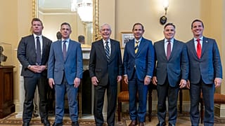 الزعيم في مجلس الشيوخ ميتش ماكونيل يرحب بأعضاء مجلس الشيوخ الجمهوريين الجدد في مكتبه في مبنى الكابيتول في واشنطن 12 تشرين الثاني نوفمبر 2024