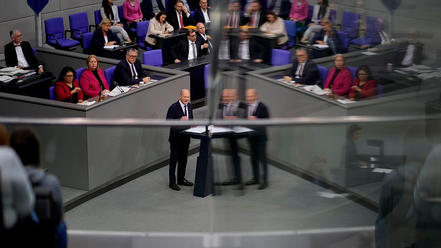 El canciller alemán Olaf Scholz pronuncia su declaración de gobierno en el Parlamento alemán Bundestag en Berlín, Alemania, el miércoles 13 de noviembre de 2024.