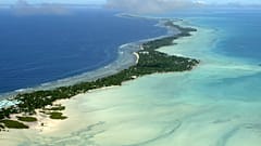 DATEI: Luftaufnahme des Tarawa-Atolls, Kiribati, Marshallinseln, 30. März 2004