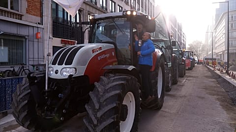 Les agriculteurs conduisent leurs tracteurs vers le quartier de l'Union européenne lors d'une manifestation à Bruxelles, Belgique le 13.11.2024