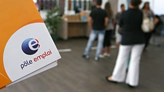 أشخاص يبحثون عن عمل يزورون وكالة التوظيف الوطنية في نيس جنوب شرق فرنسا 4 أيلول سبتمبر 2012