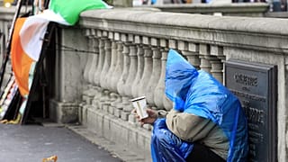 Un hombre pide limosna en Dublín, Irlanda, el jueves 4 de noviembre de 2010.