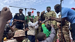 Nijer Cumhurbaşkanı Mohamed Bazoum'u deviren askerlerden biri olan Mohamed Toumba, Niamey kentinde cunta destekçilerine hitap ediyor,  6 Ağustos 2023