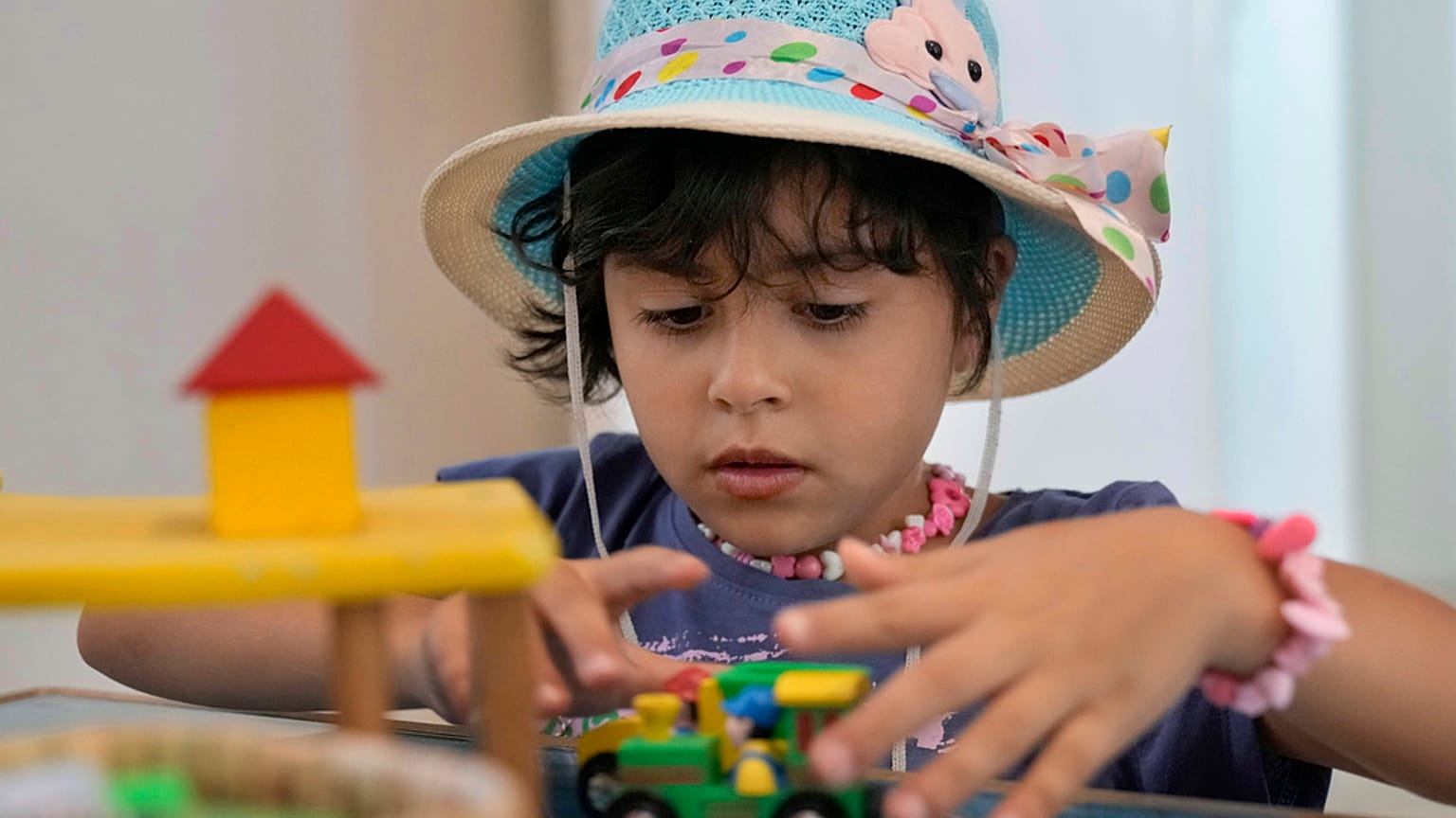 الطفلة الفلسطينية حليمة أبو ياسين، البالغة من العمر 7 سنوات، التي تم نقلها إلى لبنان من قطاع غزة