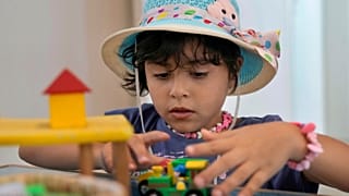 الطفلة الفلسطينية حليمة أبو ياسين، البالغة من العمر 7 سنوات، التي تم نقلها إلى لبنان من قطاع غزة