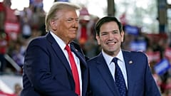 FILE - A republikánus elnökjelölt, Donald Trump volt elnök köszönti Marco Rubio szenátort a J.S. Dorton Arénában tartott kampánygyűlésen, 2024. november 4-én, Raleighben.