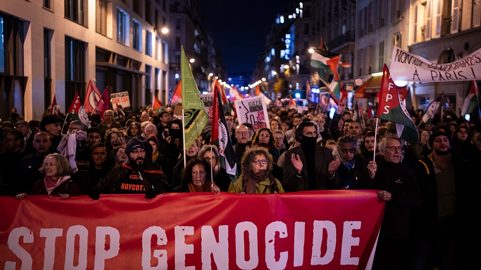 Milhares participam numa manifestação contra a gala “Israel é para sempre”, organizada por figuras franco-israelitas de extrema-direita, em Paris, 13 de novembro de 2024