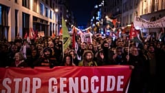 Milhares participam numa manifestação contra a gala “Israel é para sempre”, organizada por figuras franco-israelitas de extrema-direita, em Paris, 13 de novembro de 2024