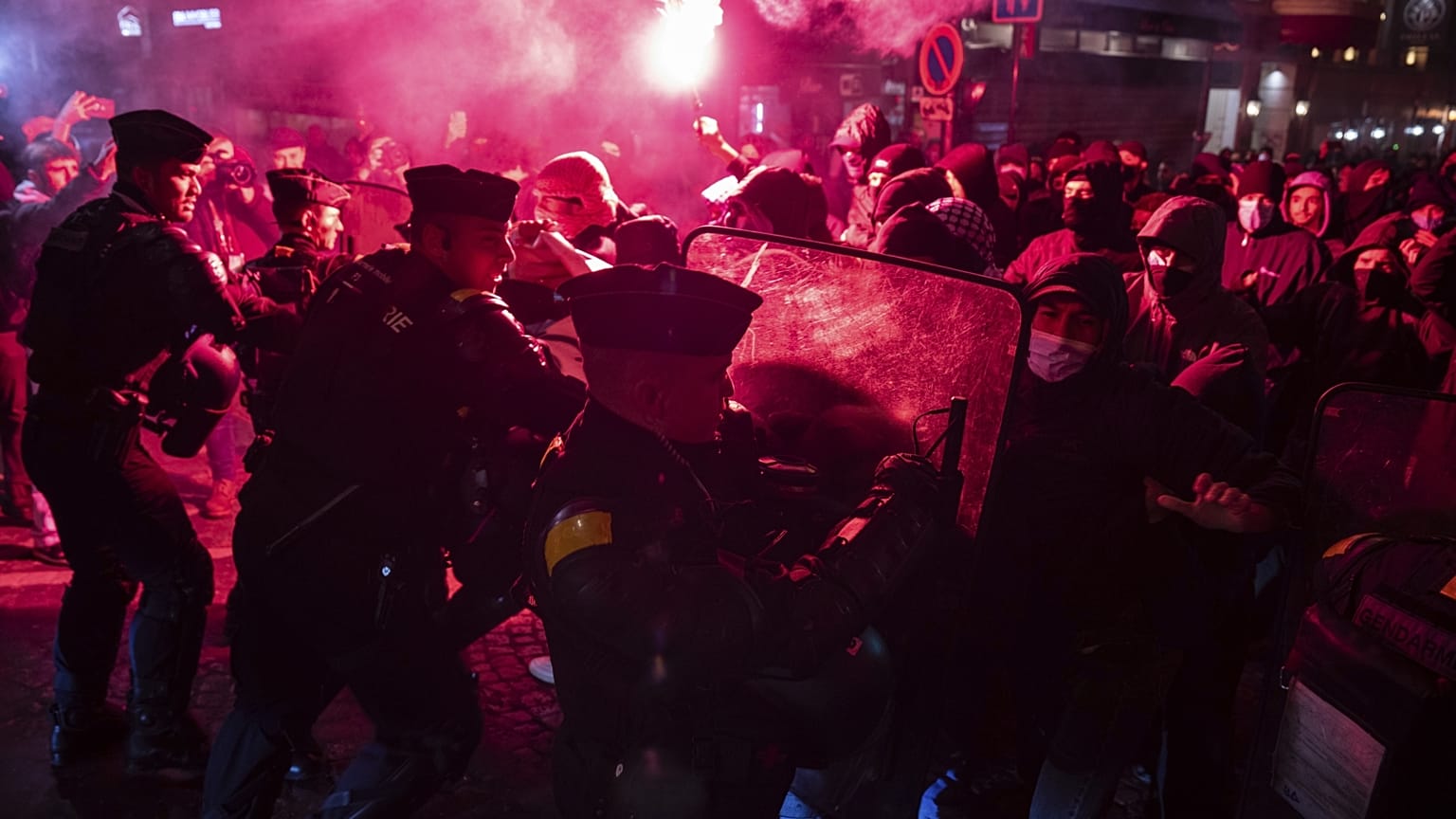 A tüntetők a rendőrökkel is összecsaptak