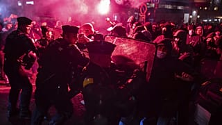A tüntetők a rendőrökkel is összecsaptak