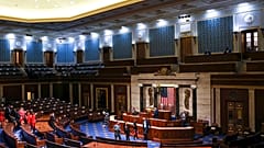 O hemiciclo da Câmara dos Representantes é visto antes do Estado da União, na noite de terça-feira, 1 de março de 2022, no Capitólio, em Washington.