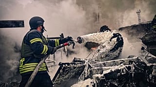 Ukrayna Acil Durum Servisi tarafından 13 Kasım 2024 tarihinde çekilen bu fotoğrafta, kurtarma görevlileri Kiev'in Brovary bölgesinde Rus saldırısı sonucu tahrip olan bir binada çıkan yangını söndürüyor.