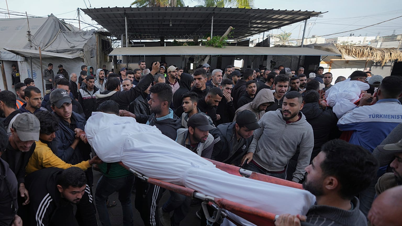 تشييع جثامين قتلى القصف الإسرائيلي على المغازي في قطاع غزة، الخميس، 14 نوفمبر/تشرين الثاني 2024.