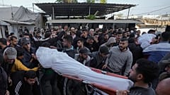 تشييع جثامين قتلى القصف الإسرائيلي على المغازي في قطاع غزة، الخميس، 14 نوفمبر/تشرين الثاني 2024.
