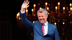 Danimarka Kralı X. Frederik 56. doğum gününü kutlarken Kopenhag'daki Amalienborg Kalesi'nde bulunan Frederik VIII Sarayı'nın balkonundan el sallıyor