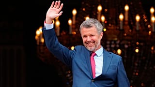 Danimarka Kralı X. Frederik 56. doğum gününü kutlarken Kopenhag'daki Amalienborg Kalesi'nde bulunan Frederik VIII Sarayı'nın balkonundan el sallıyor