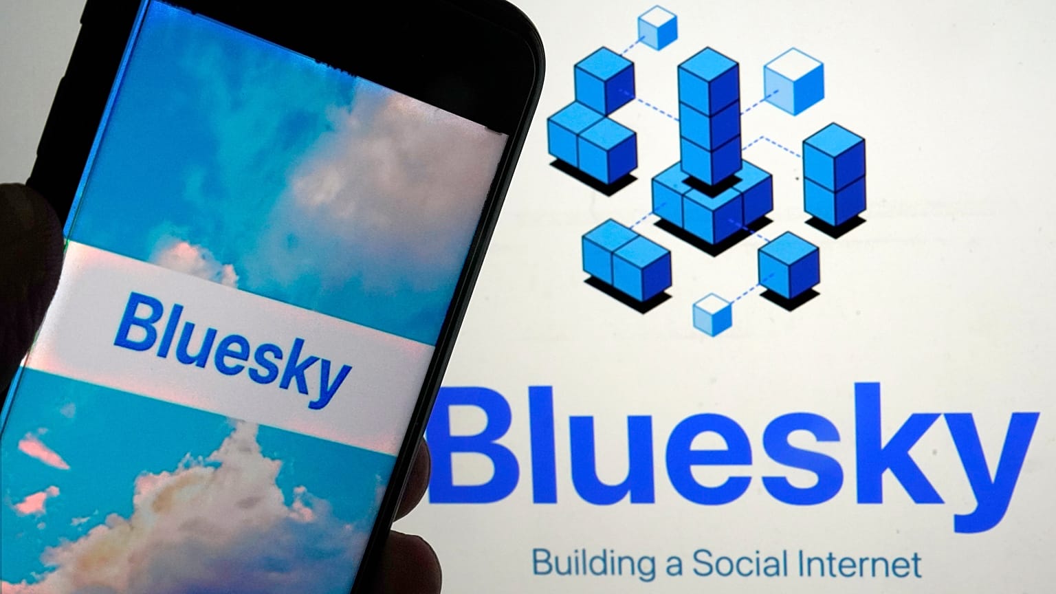 ملف - يظهر تطبيق Bluesky على هاتف محمول إلى اليسار وعلى شاشة كمبيوتر محمول في 2 يونيو 2023 في نيويورك.