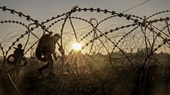 24. Mekanize Tugay'a bağlı askerler Ukrayna'nın Donetsk bölgesindeki Chasiv Yar kasabası yakınlarındaki cephe hattı boyunca tanksavar mayınları ve patlayıcı olmayan engeller yerleştiriyor. 30 Ekim