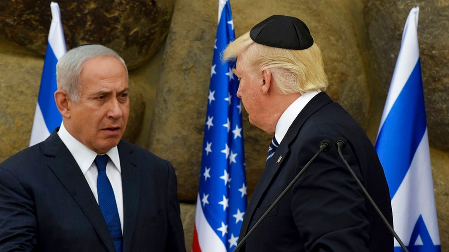 Netanjahu és Trump 2017-ben, a jeruzsálemi Holocaust Múzeumban