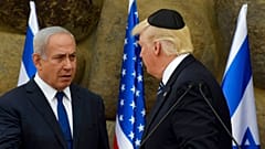 Netanjahu és Trump 2017-ben, a jeruzsálemi Holocaust Múzeumban