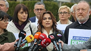 DEM Parti Grup Başkanvekilleri Gülistan Koçyiğit ve Sezai Temelli İçişleri Bakanlığı önünde kayyum kararlarına ilişkin açıklama yaptı.