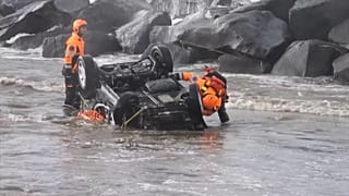 De fortes pluies ont frappé la région de Sicile, dans le sud de l'Italie, mardi et mercredi, entraînant des voitures dans la mer et endommageant des maisons.