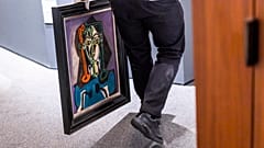 Londra'da bir müze çalışanı, Pablo Picasso'nun 'Buste de Femme - Kadının Büstü' tablosunu taşıyor, 11 Kasım 2024