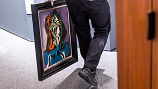Londra'da bir müze çalışanı, Pablo Picasso'nun 'Buste de Femme - Kadının Büstü' tablosunu taşıyor, 11 Kasım 2024