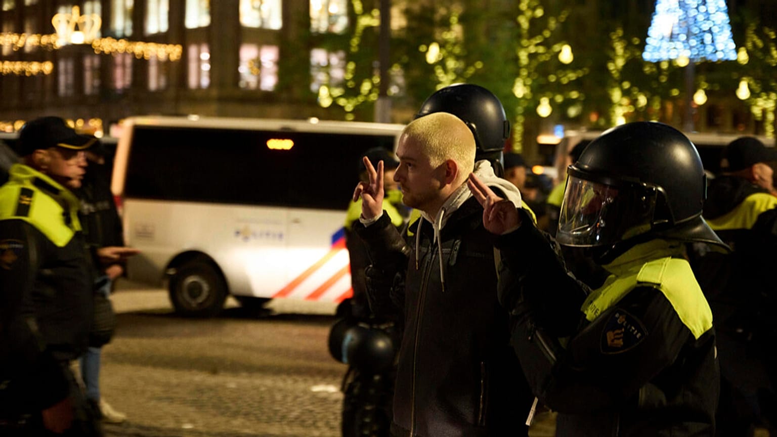 Filistin yanlısı bir protestocu, Hollanda'nın Amsterdam kentinde düzenlenen bir gösteride polis tarafından gözaltına alındı, 13 Kasım 2024