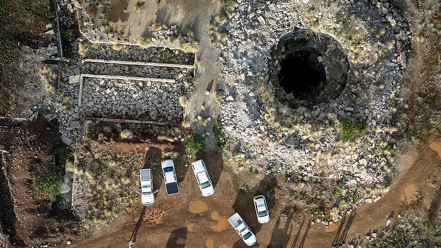 Güney Afrika'nın Stilfontein kentinde kullanılmayan bir madende yaklaşık 4000 kaçak madencinin mahsur kaldığı bir madenin havadan görünümü, 13 Kasım 2024