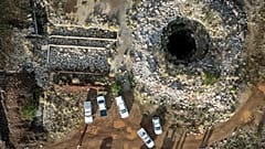 Vista área do poço de uma mina desativada em Stilfontein, África do Sul, onde cerca de quatro mil mineiros ilegais estão presos, quarta-feira, 13 de novembro de 2024.