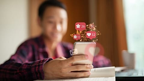 Roughly eight in ten French people use the internet daily, and spend about three and a half hours on average online, according to a new survey.