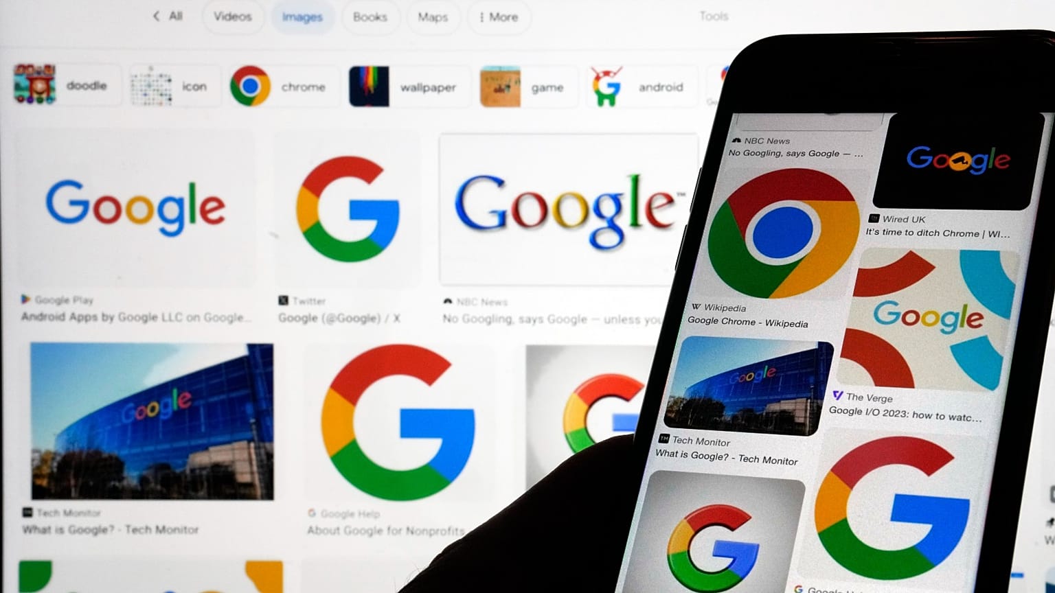 Bu fotoğrafta bir kişinin bilgisayarının ekranında ve telefonunda Google'ın logoları görülüyor, 11 Eylül 2023.