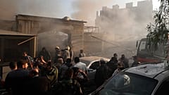 ضباط الأمن وعمال الإنقاذ يتجمعون في مبنى مدمر أصيب في غارة جوية إسرائيلية في دمشق، سوريا، الخميس، 14 نوفمبر/تشرين الثاني 2024.
