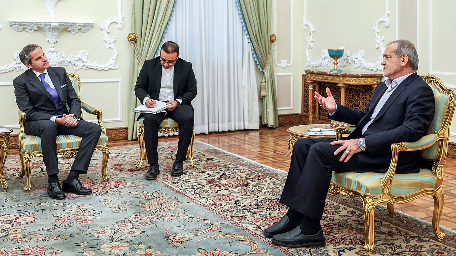 دیدار گروسی با پزشکیان