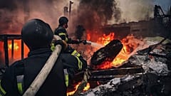عمال الإنقاذ يخمدون حريقًا في مبنى دمره هجوم روسي في بروفاري، خارج كييف، أوكرانيا، 13 نوفمبر/تشرين الثاني 2024