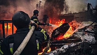 عمال الإنقاذ يخمدون حريقًا في مبنى دمره هجوم روسي في بروفاري، خارج كييف، أوكرانيا، 13 نوفمبر/تشرين الثاني 2024