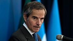 Ο γενικός διευθυντής του ΙΑΕΑ Ραφαέλ Γκρόσι κατά τη διάρκεια κοινής συνέντευξης Τύπου με τον επικεφαλής του Οργανισμού Ατομικής Ενέργειας του Ιράν Μοχάμαντ Εσλάμι στην Τεχεράνη, 14 Νοεμβρίου 2024.